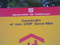 Imatge del cartell indicador de la futura escola pública de Gavà Mar